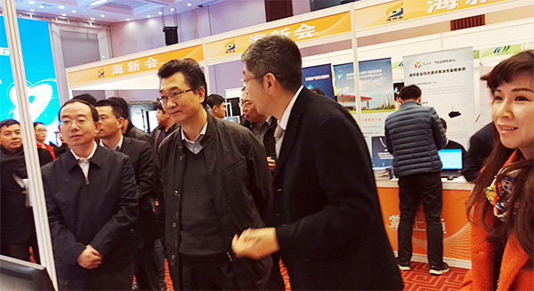 海淀區(qū)領(lǐng)導(dǎo)蒞臨展位與我司副總合影